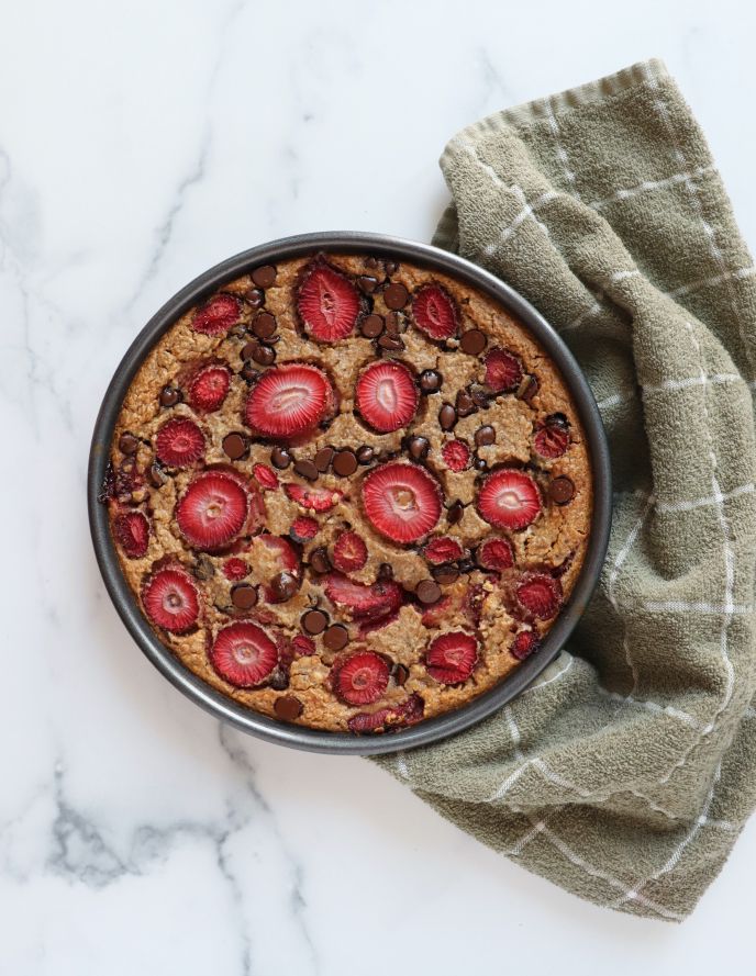 Baked oats with strawberries and chocolate
