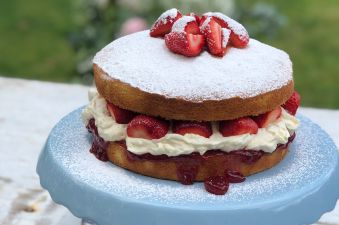 Easy and Classic Victoria Sponge Cake Recipe