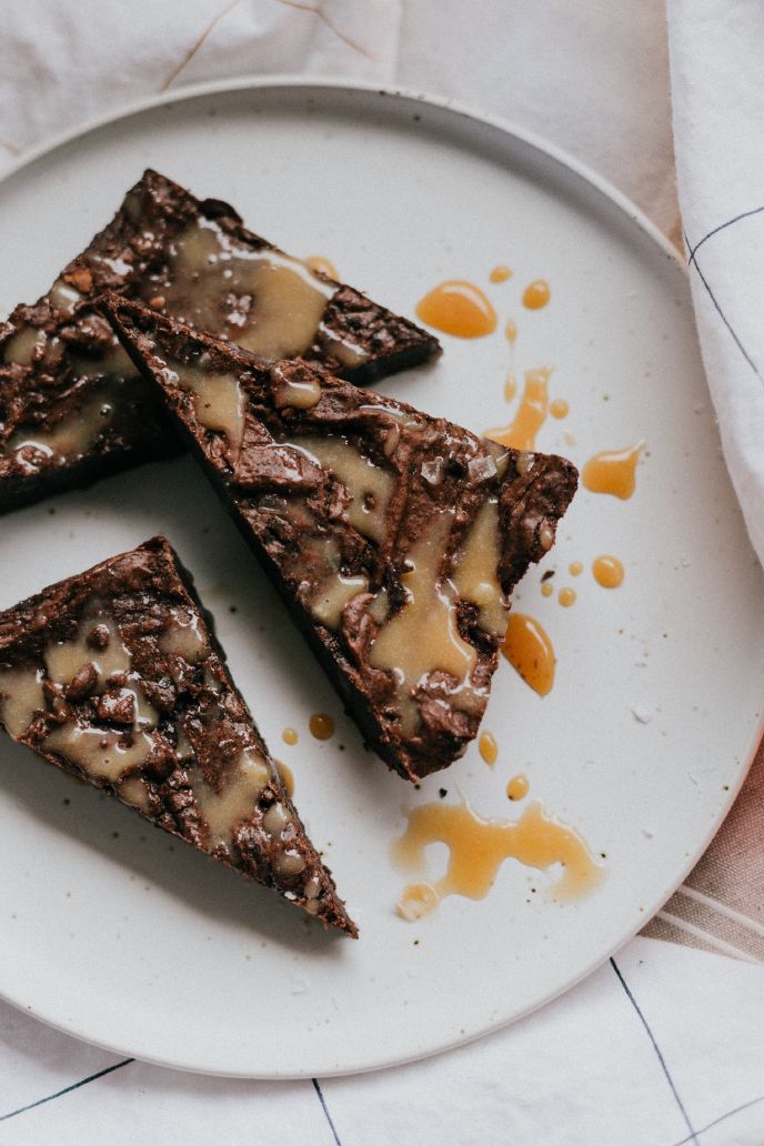 Gingerbread brownies with salted caramel
